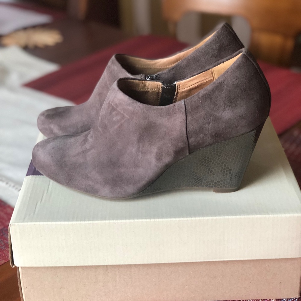 Clarks Purity Frost Suede Wedge Bootie Sz 8.5